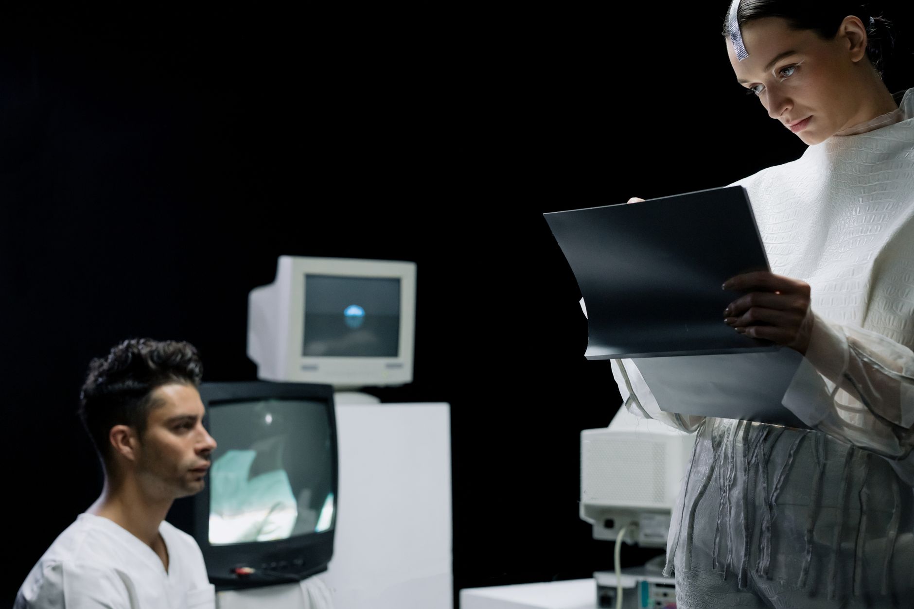Especialista en retina revisa un estudio de OCT macular en la pantalla de un consultorio
